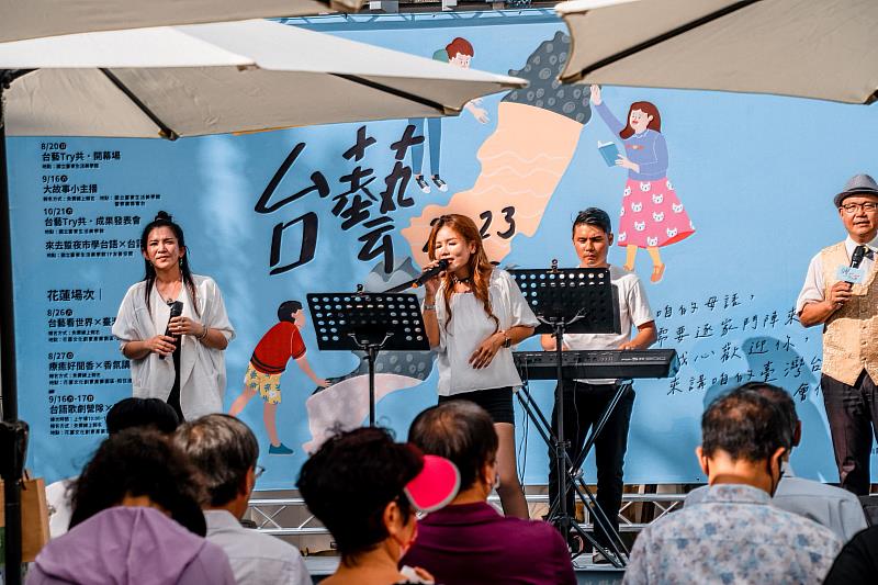 葉太美樂團演唱台語歌曲