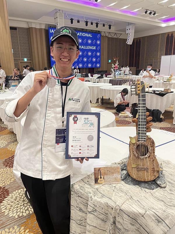 餐飲系二年級楊佳鎮在藝術麵包展示中以「吉他」獲得銀牌