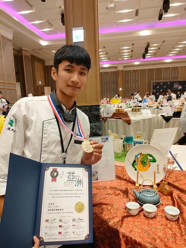 餐飲系三年級許豊筠，在創意醬料畫盤項目以「千里眼」獲得金牌