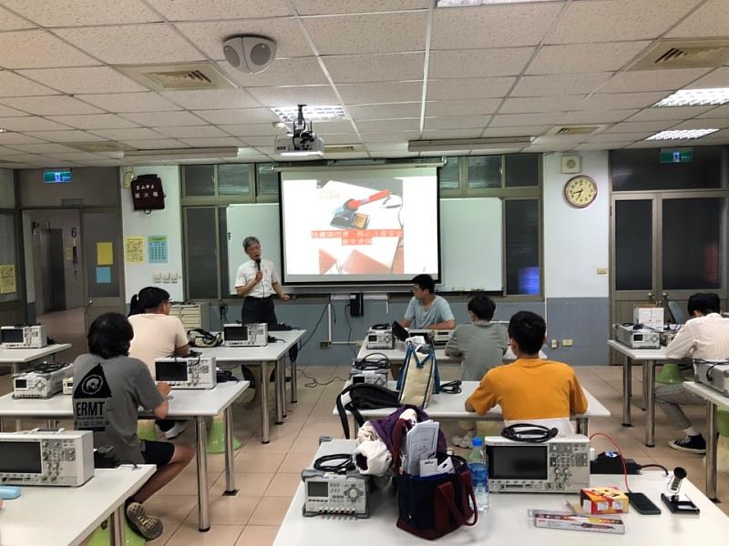 電機系張品全教授指導學生焊接技巧