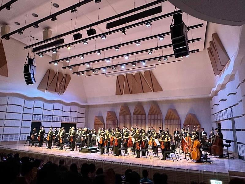 國際級指揮家史拉特金(Slatkin)與國臺交謝幕。