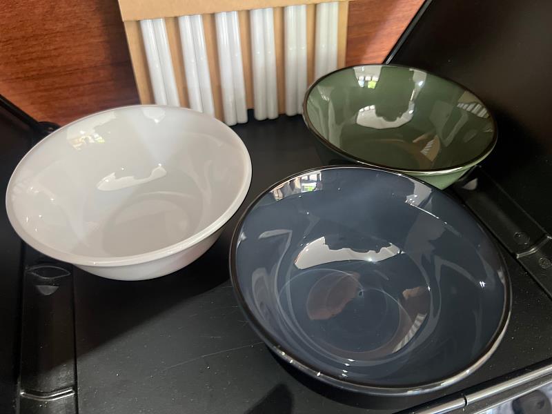 新開發之結晶PET(CPET)環保餐具，不但硬度佳、可耐攝氏140度高溫，且不含三聚氰胺、甲醛、重金屬等有害物質，廣受好評。