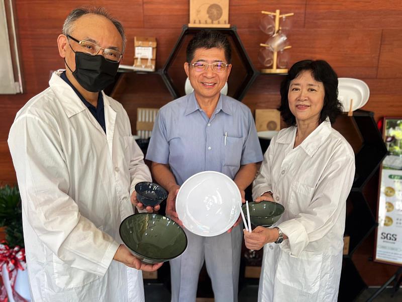 集泉塑膠董事長詹景忠(中)與技術團隊朝陽科大應化系主任錢偉鈞(左)及石燕鳳老師(右)合影。