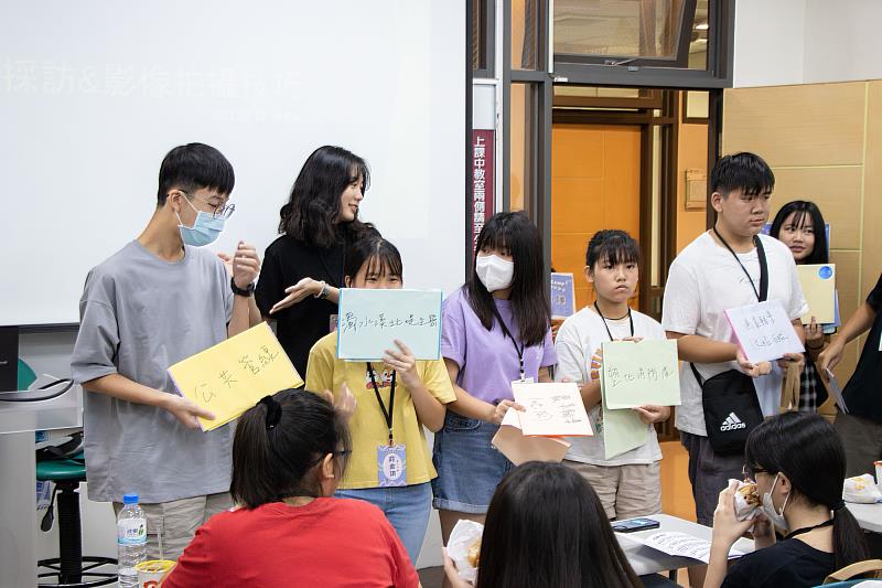 2023社群媒體與播報培訓營學員們抽取專屬新聞議題，將深入六輕園區實地採訪。（世新大學提供）