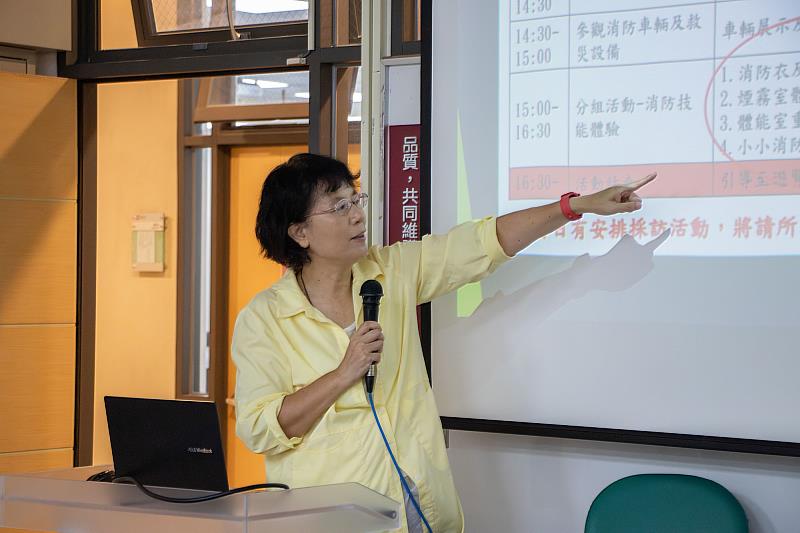 世新新聞系明星教師陳秀鳳為營隊學員講授新聞採寫與影像拍攝技巧。（世新大學提供）