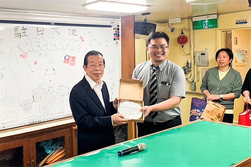 海大環漁系主任藍國瑋回贈由該系45年大理石板牆再製的紙鎮及隔熱墊