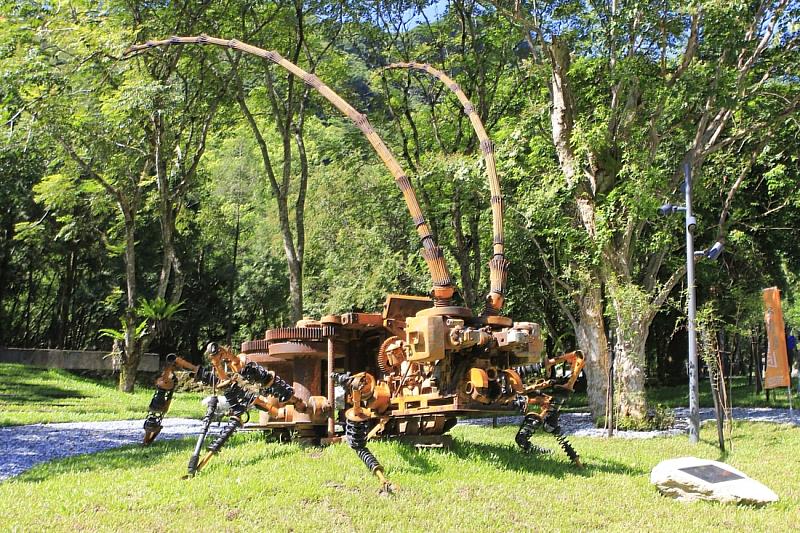原子炭工廠周邊的景觀工程，透過藝術家巧手，將昔日林業機具拆解再重新組合，化身為巨大昆蟲(紫艷白星大天牛)。