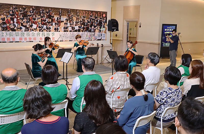 長榮交響樂團弦樂四重奏以優美的小提琴聲為藝術季獻上祝福。