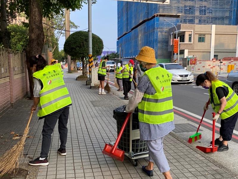 有巢氏房屋關懷社區不遺餘力，免費贊助桃園市八德區興中里的志工團隊反光背心，讓他們在社區服務時更安全