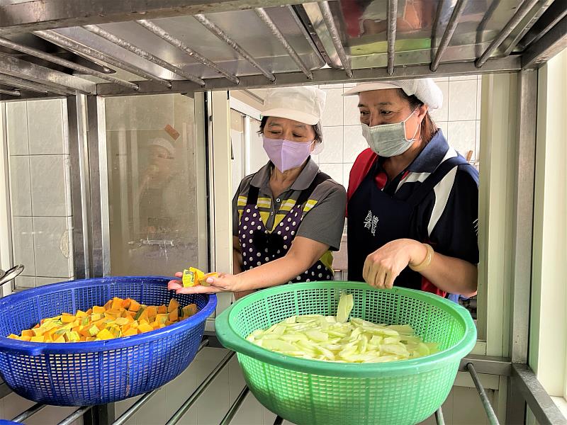 馨儂快餐店羅負責人(左)對黃姐(右)讚譽有佳