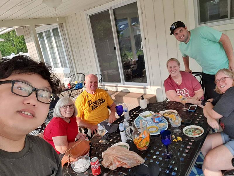 大葉大學資工系碩士生崔宇希(左)在美國認識了許多外國朋友