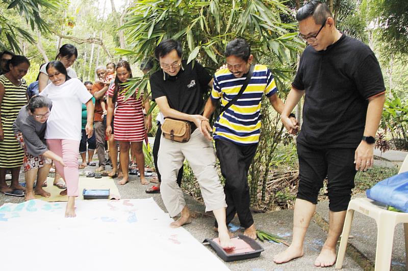 在Samal Island沉浸式體驗時，鄭明智牧師（右3）與原住民寄宿家庭代表進行象徵性活動