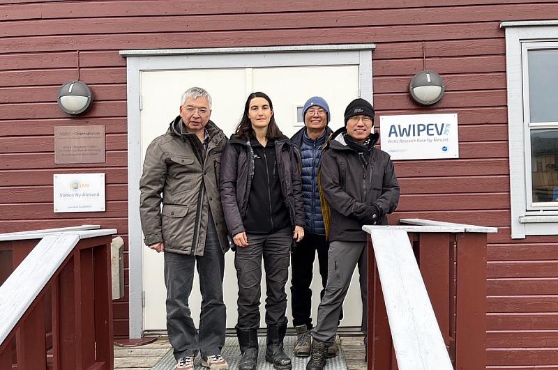 中央大學地球科學學院許樹坤院長（左一）、台灣極地研究中心倪春發主任（右一）和大氣系王聖翔教授（右二）拜訪德法AWIPEV研究站。