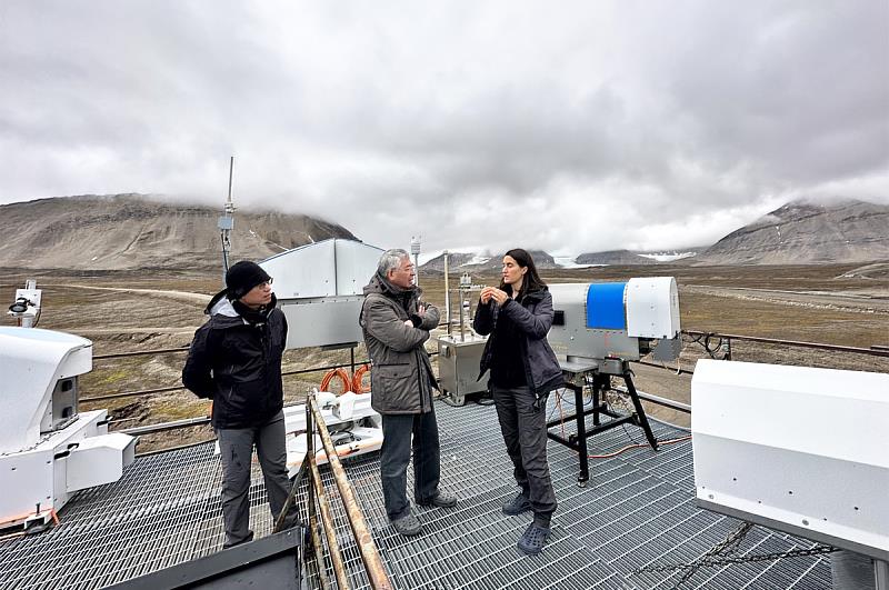 中央大學科學團隊參訪德法聯合研究站AWIPEV相關儀器設備。