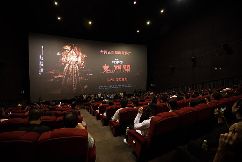 《粽邪3：鬼門開》延續「送肉粽」及「跳鍾馗」的背景，本集新增泰國嬰靈「古曼童」元素，讓故事發展更有看頭，8月25日全臺正式上映。