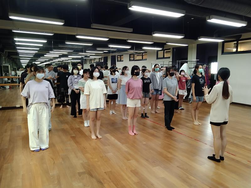 葉芳妤老師講解儀態技巧