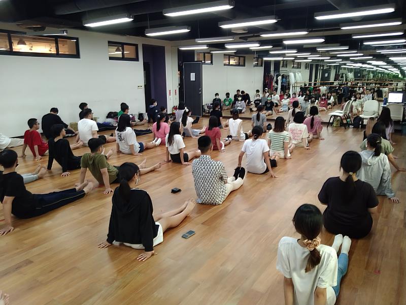 葉芳妤老師帶領學員進行伸展練習