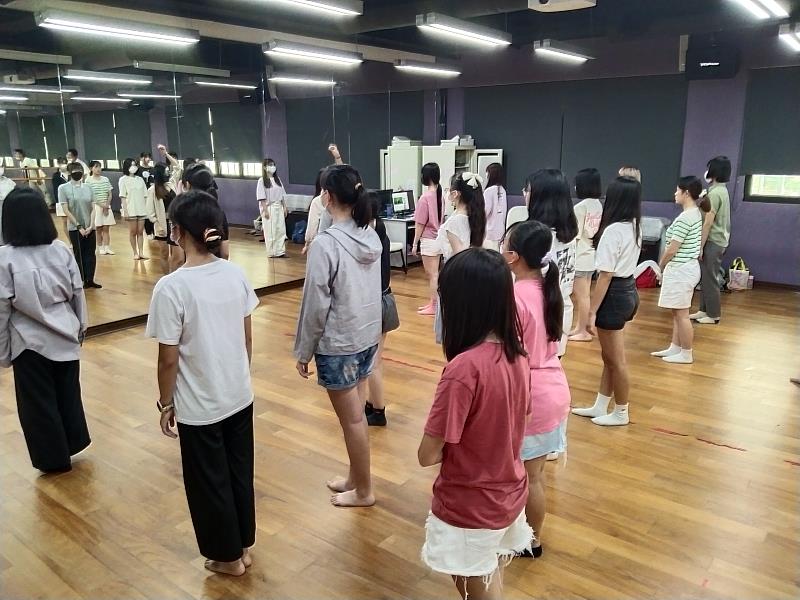 葉芳妤老師帶領學員進行體態調整練習