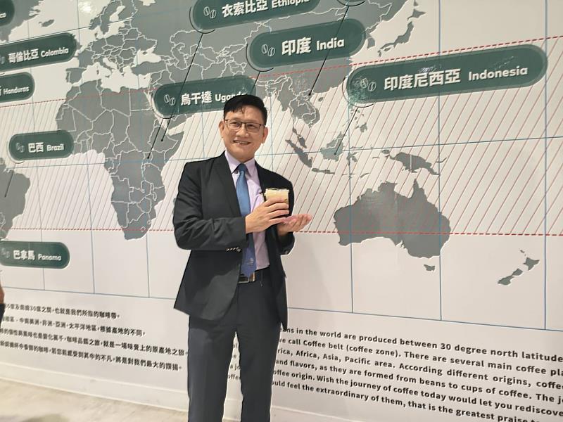 曾文農工謝旻淵校長秀出崑大生的手沖咖啡