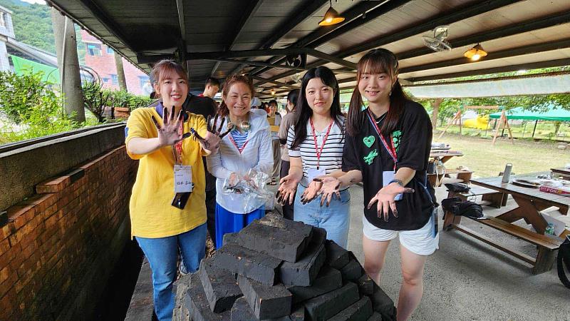 來自日本的同學透過USR計畫，對「窯烤地瓜」初體驗深感驚喜。