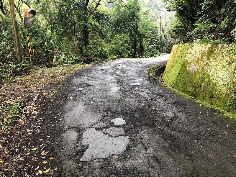 路面老舊破損，路側防護措施不足及道路排水銜接未完善等，為了方便茶農種植、採茶及運輸茶葉，新北市農業局進行農路改善，本次改善道路長度約1公里