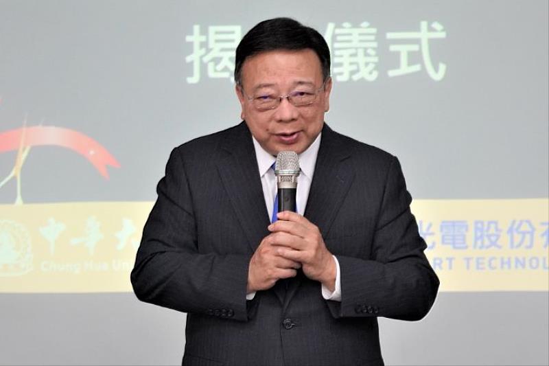 中華大學校長劉維琪感謝顥天光電慷慨捐贈設備，讓學生在校期間就能熟習各項機台，為就業提前做好準備。