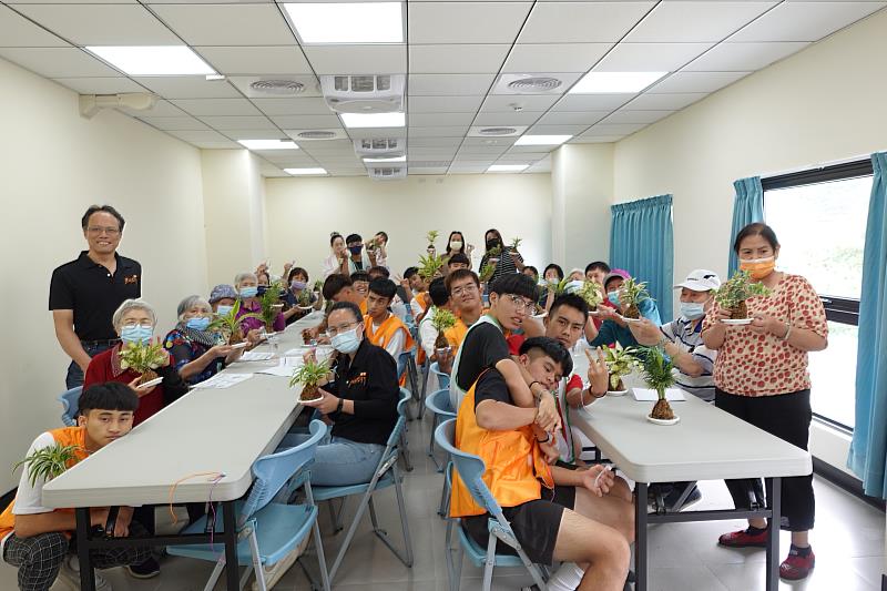 羅浮高中生和阿公阿嬤在歡笑中開心拍大合照