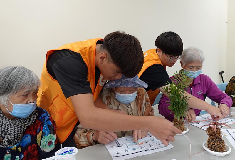 羅浮高中生細心地教阿嬤們如何編織中國繩