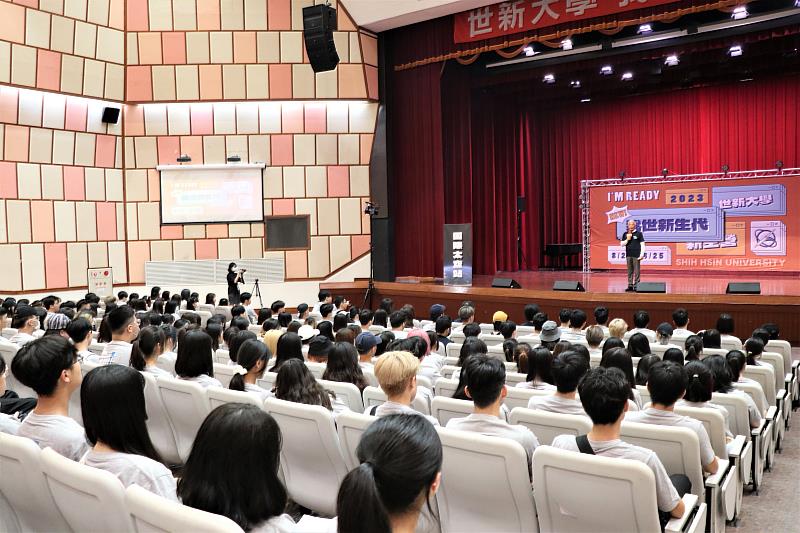 世新大學校長陳清河給校園新生滿滿的勉勵及祝福。（世新大學提供）