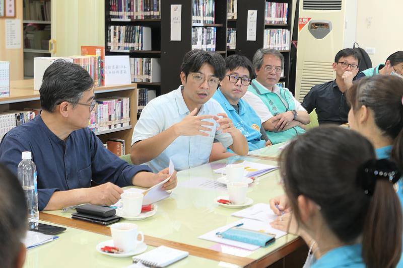 圖5_周副主委現勘花蓮市立圖書館樂齡館，並參與會議討論。