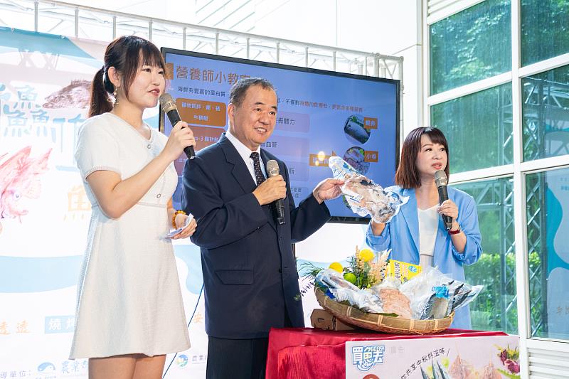 劉怡里營養師與張署長一同介紹水產品的營養價值