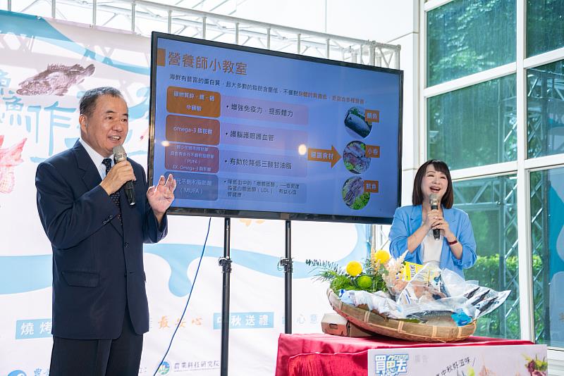 劉怡里營養師與張署長一同介紹水產品的營養價值
