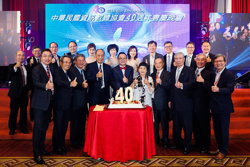 中華軟協40週年並舉行歡慶晚宴，沈柏延理事長夥同歷屆理事長與理監事切蛋糕歡度。圖／中華軟協提供