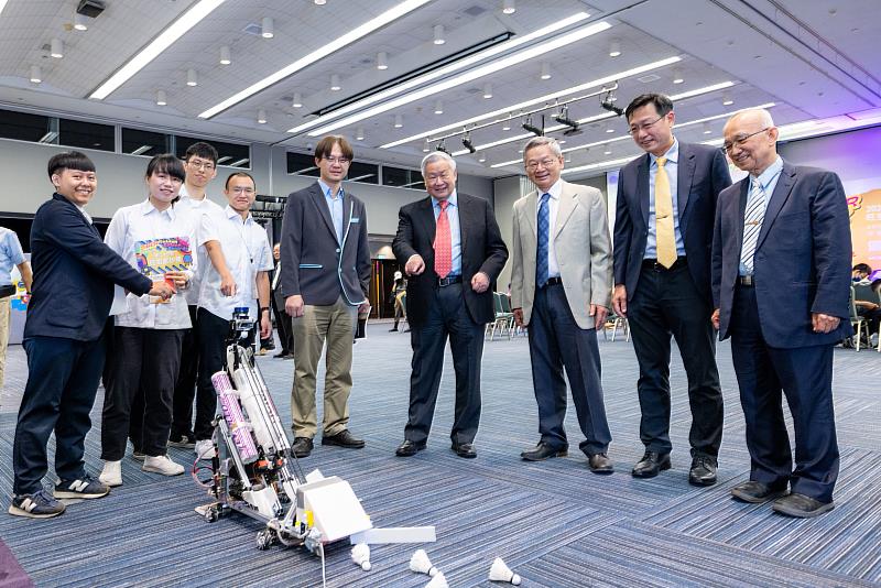 旺宏電子董事長吳敏求（右四）與評審團聆聽臺灣科技大學團隊介紹「羽毛球撿球與缺陷檢驗智慧訓練系統」作品。（旺宏金矽獎主辦單位提供）