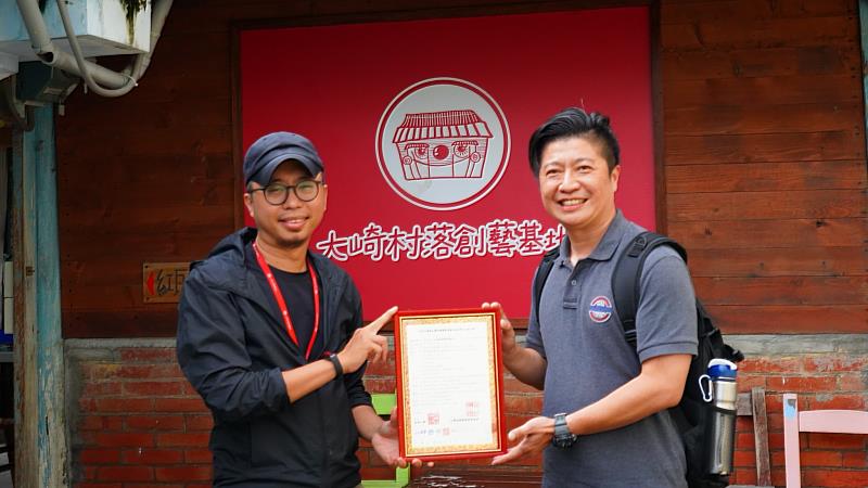 南華大學文創系系務執行長林倫全 (右)與台灣城鄉藝農實踐協會主理人林建叡 (左)簽署產學合作並合影。