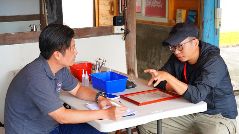 南華大學文創系系務執行長林倫全 (左)與台灣城鄉藝農實踐協會主理人林建叡 (右)攜手地方創生，培育文創人才。