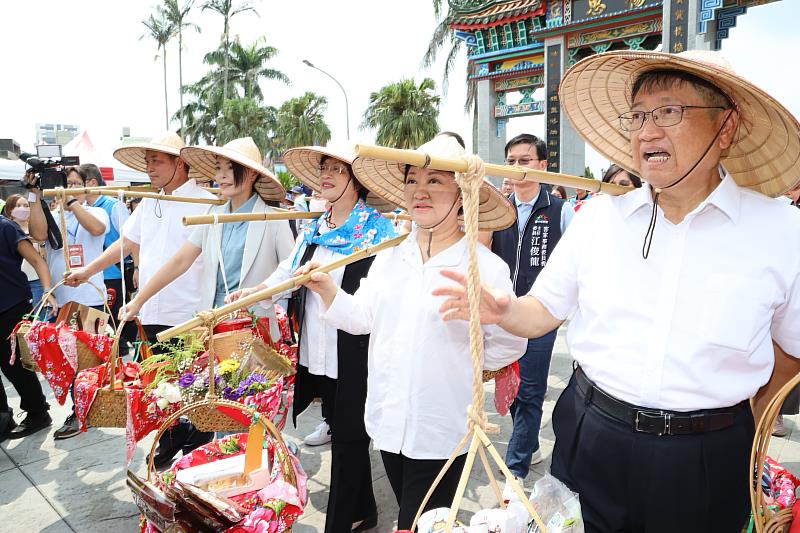 官網-八縣市首長挑起各縣市特色「商圈特產」，參與「擔擔相傳．代代傳」的挑擔祈福儀式0B5A9318