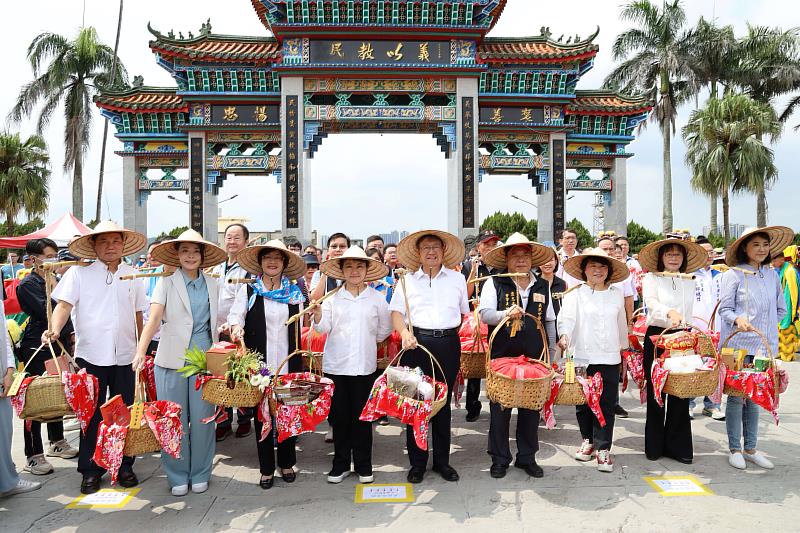 官網-八縣市首長挑起各縣市特色「商圈特產」，參與「擔擔相傳．代代傳」的挑擔祈福儀式0B5A93281111