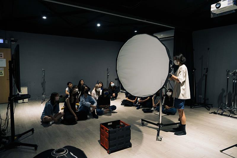 世新大學數位攝影輸出中心提供圖傳系學生完善且專業的攝影棚實作空間。（世新大學提供）