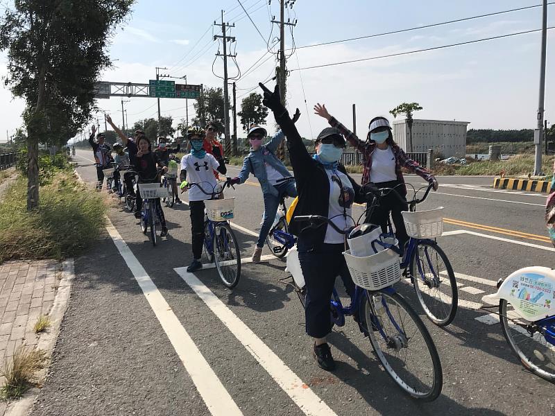 初秋來鰲鼓騎腳踏車，由在地導覽員引領暢遊