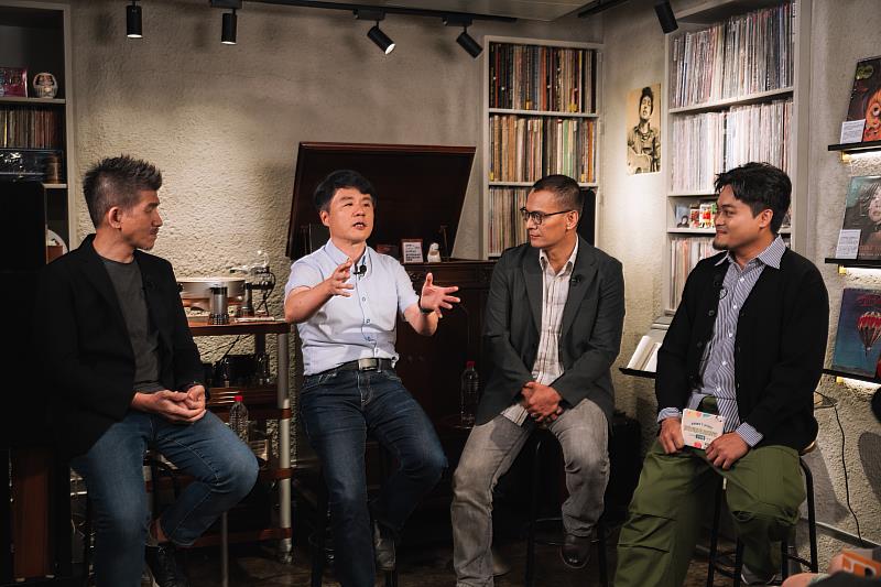 《原事播客》舉辦Live Podcast,客傳會總經理莊勝鴻(左起)、報導者執行長何榮幸、原文會執行長何明輝 Alang‧Galavangang,與主持人kuljelje patiya暢聊從原住民族觀點出發,思考台灣社會下一步。