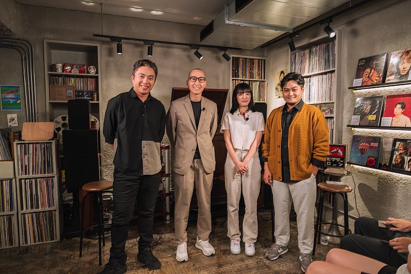 《原事播客》舉辦Live Podcast,邀請臺灣吧執行長蕭宇辰(左起)、法律白話文運動行銷總監劉珞亦、播客節目主持與製作人Umav,與主持人Kuljelje patiya進行「網路媒體的社會溝通與公民行動」主題的對談。