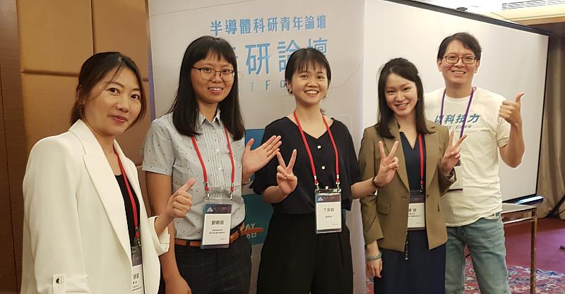 「青研小聚 YST Meetup!」四位女性講者與青研論壇創辦人江政龍博士(右)合影