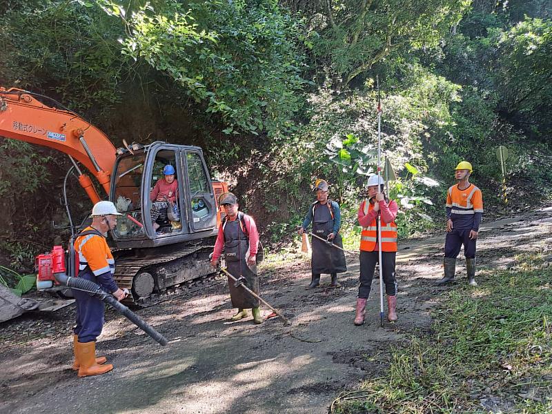 美瓏山林道路面施工2