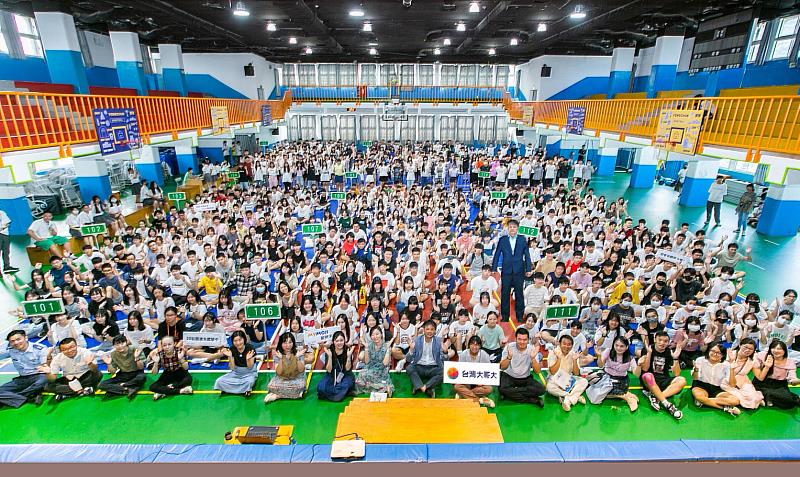 台灣大哥大MyMoji服務首度前進校園，攜手北市永春高中，全台首創為高中新生打造個人專屬3D數位分身，永春高中校長林春煌(首排左9)虛實分身與520位高一新生大合照。