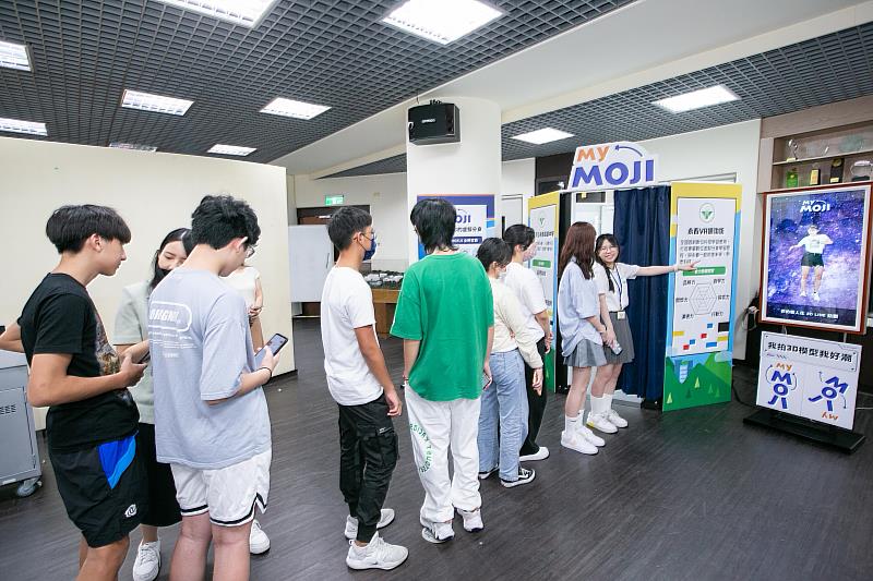 台灣大「MyMoji元宇宙分身製造艙」進駐永春高中，520位新生以班級為單位，魚貫而入走進充滿科技感的製造艙，30秒完成3D數位分身，學生直呼有趣。
