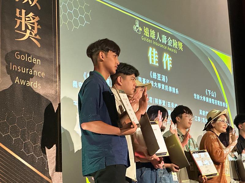 李宇智導演（左一）代表上台獲獎合影。