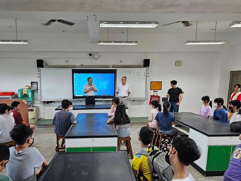 （第三天）金湖國中莊錦智校長、成大理學院蔡錦俊院長、成大光電系周昱薰教授與金湖國中的同學們。