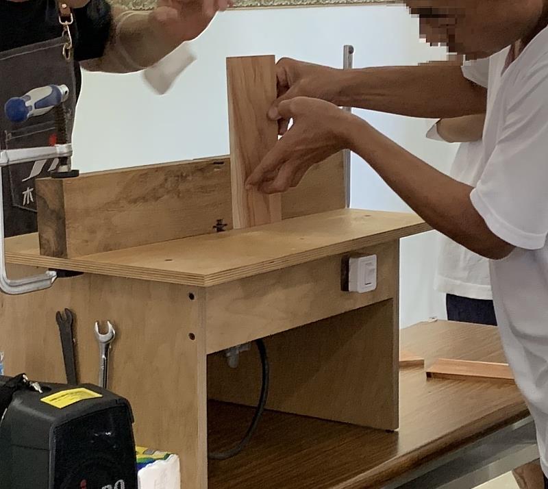 林業及自然保育署花蓮分署與法務部矯正署自強外役監獄25日合作辦理「木藝新生手作工作坊」。