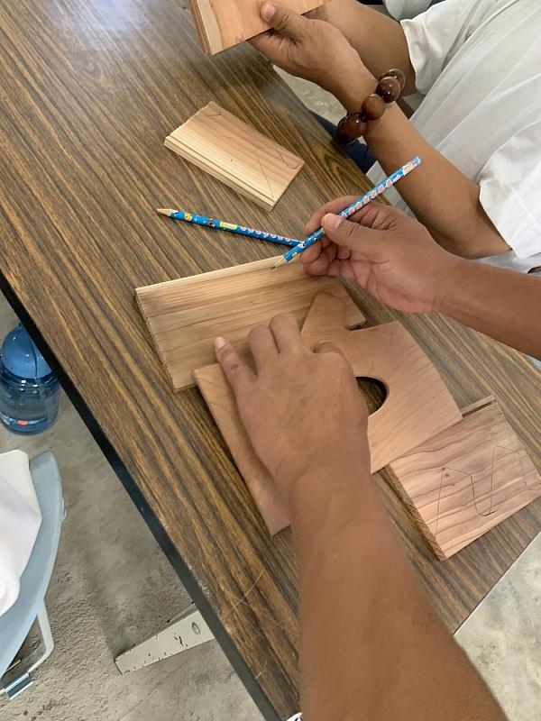 林業及自然保育署花蓮分署與法務部矯正署自強外役監獄25日合作辦理「木藝新生手作工作坊」，受刑人學習製作中。